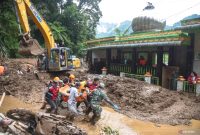 Tim SAR gabungan bersama warga mengevakuasi korban tanah longsor di Desa Semangat Gunung, Kecamatan Merdeka, Kabupaten Karo, Minggu (24/11). Foto: Antara/Fransisco Carolio