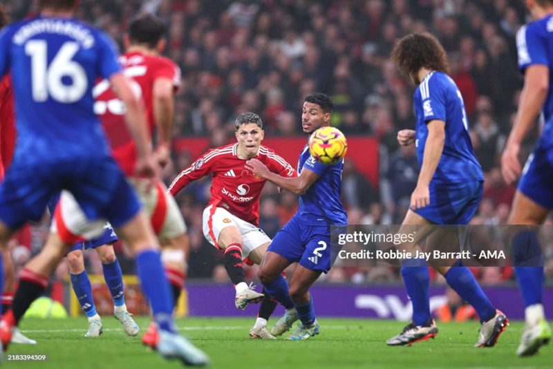 Pemain Manchester United Alejandro Garnacho mencetak satu gol saat melawan Leicester City di Stadion Old Trafford, Inggris. Foto: Getty Images