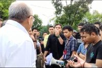 Massa mahasiswa menggeruduk Majelis Wali Amanat (MWA) Universitas Sumatera Utara (USU), Senin (18/11). Foto: tangkapan layar