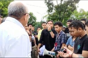 Puluhan Massa Geruduk MWA USU Kritik Netralitas Rektor di Pilkada