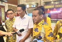Menteri Hukum Supratman Andi Agtas (tengah) dan Ketua Umum DPP Partai Golkar Bahlil Lahadalia (kanan) memberi keterangan kepada media usai penyerahan SK kepengurusan Partai Golkar di Kantor Kementerian Hukum, Jakarta, Rabu (20/11). Foto: Antara