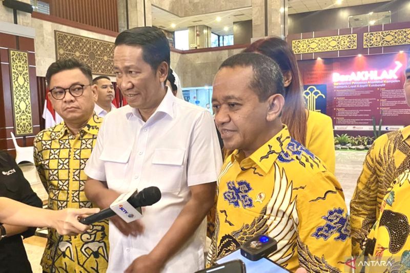 Menteri Hukum Supratman Andi Agtas (tengah) dan Ketua Umum DPP Partai Golkar Bahlil Lahadalia (kanan) memberi keterangan kepada media usai penyerahan SK kepengurusan Partai Golkar di Kantor Kementerian Hukum, Jakarta, Rabu (20/11). Foto: Antara