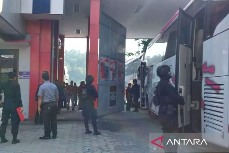 Personel Brimob mengamankan proses pemindahan 64 napi dari berbagai lapas di Sumatera Utara menuju Pulau Nusakambangan dengan menumpang Kapal Pengayoman VII yang bersandar di Dermaga Wijayapura, Cilacap, Jawa Tengah, Kamis (7/11) sore. Foto: Antara
