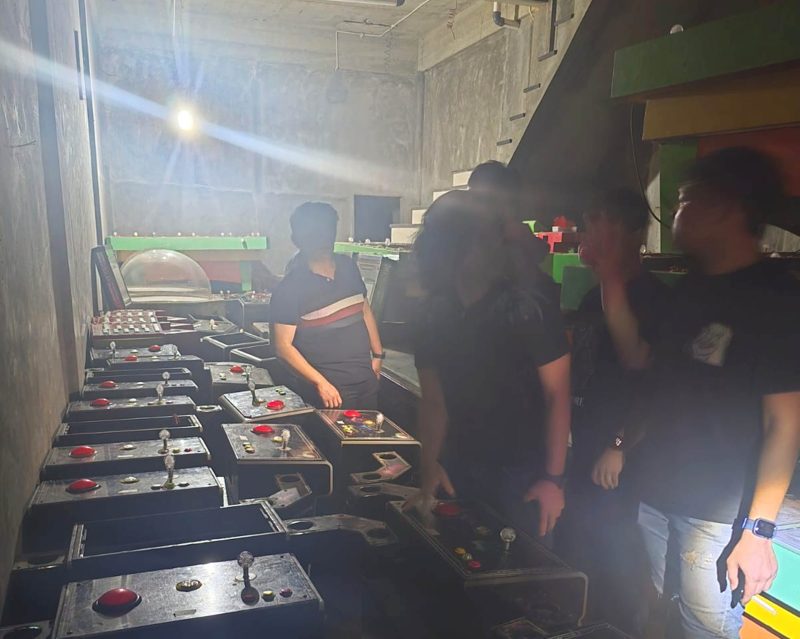 Tim Jatanras Polda Sumut menggerebek sebuah ruko yang menjadi gudang penyimpanan mesin judi di Kota Binjai, Sumatera Utara. Foto: Humas Polda Sumut
