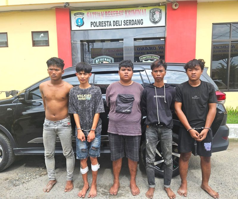 Tim Jatanras Polda Sumut meringkus 5 pelaku perampokan yang membacok tangan korban hingga nyaris putus di di Jalan Arteri Sultan Serdang, Desa Tumpatan Nibung, Kecamatan Batang Kuis. Foto: Humas Polda Sumut