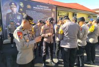 Pemeriksaan Handphone sebelum Apel di Lapangan Polres Sibolga, Senin (11/11). Foto: Humas Polres Sibolga.