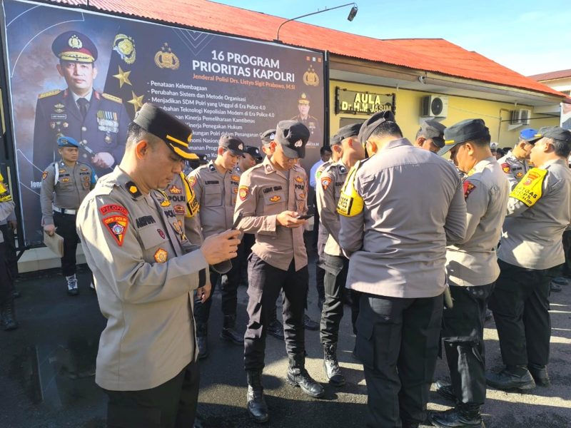 Pemeriksaan Handphone sebelum Apel di Lapangan Polres Sibolga, Senin (11/11). Foto: Humas Polres Sibolga.