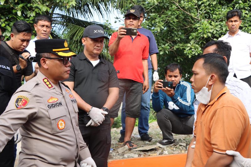 Kapolrestabes Medan Kombes Gidion Arif saat menginterogasi pelaku perampokan sadis sopir taksi di Kota Medan. Foto: Humas Polrestabes Medan