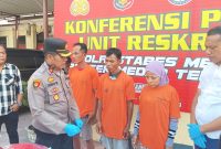 Kapolsek Medan Tembung Kompol Jhonson Sitompul saat menginterogasi pelaku. Foto: Humas Polsek Medan Tembung