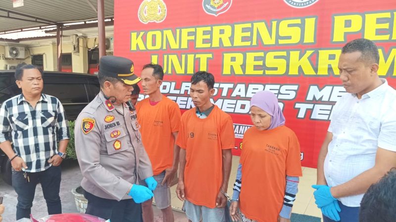 Kapolsek Medan Tembung Kompol Jhonson Sitompul saat menginterogasi pelaku. Foto: Humas Polsek Medan Tembung