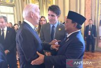 Presiden Prabowo Subianto bercengkerama dengan Presiden AS Joe Biden dan PM Kanada Justin Trudeau di sela KTT APEC 2024, di Peru, Jumat (15/11/2024). Foto: Tim Media Presiden Prabowo