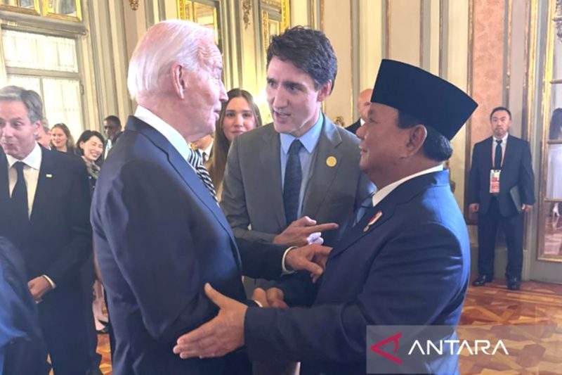 Presiden Prabowo Subianto bercengkerama dengan Presiden AS Joe Biden dan PM Kanada Justin Trudeau di sela KTT APEC 2024, di Peru, Jumat (15/11/2024). Foto: Tim Media Presiden Prabowo