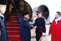 Presiden Prabowo Subianto menyalami satu per satu pihak dari kerajaan Inggris yang hadir dan KBRI London saat tiba di Bandara Stansted Airport London, Rabu (20/11/2024), untuk memenuhi undangan dari Raja Charles III. Foto: Sekretariat Presiden