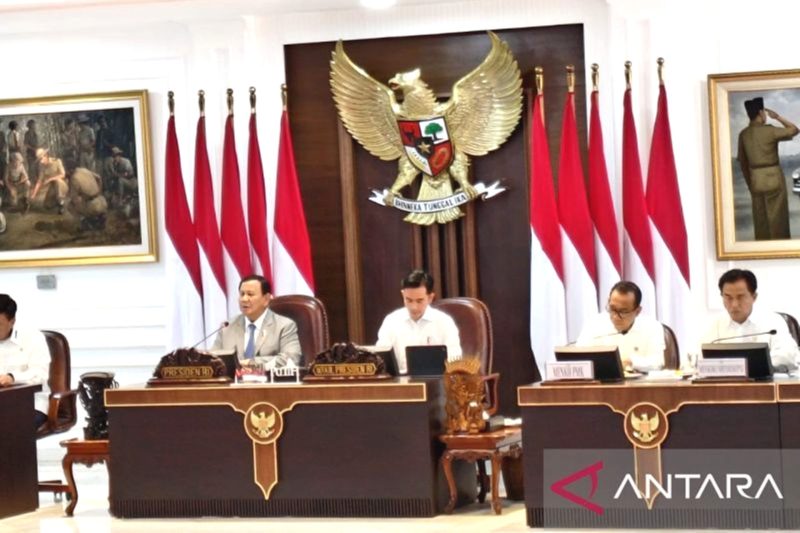 Presiden Prabowo Subianto memimpin sidang kabinet paripurna di Kantor Presiden, Jakarta, Rabu (6/11). Foto: Antara/Yogi Rachman