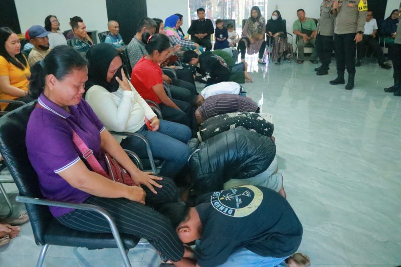 Para remaja yang terlibat tawuran sujud minta maaf kepada orangtuanya masing-masing di Aula Polres Sibolga, Minggu (3/11). Foto: Humas Polres Sibolga.