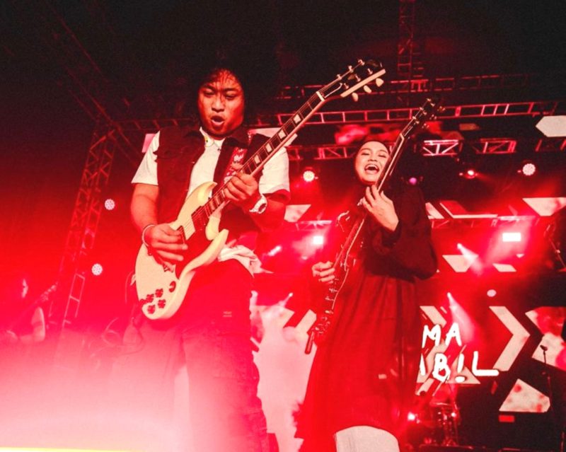 Penampilan Salma Salsabil dan Praz Teguh saat unjuk kebolehan di panggung konser Playlist Live Festival (9/11/24). Foto: Morizsey