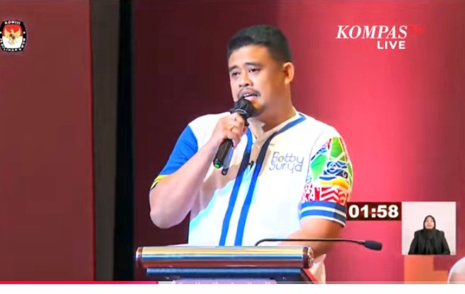 Calon Gubernur Sumut nomor 1 Bobby Nasution saat memaparkan program pemerintahannya ke depan dalam debat publik ketiga KPU Sumut.  Rabu (13/11) malam. Foto: tangkapan layar siaran langsung