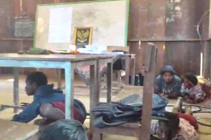 Pelajar SD Inpres Yokatapa Kabupaten intan Jaya, Papua, bertiarap setelah mendengar bunyi tembakan saat kontak senjata antara aparat keamanan dan KKB. Foto: Antara/HO