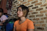Sri Ulina Perangin-angin (35), menceritakan pengalamannya usai mengalami serangan brutal oleh sejumlah prajurit Artileri Batlyon Medan (Armed) 2/105 Kilap Sumagan, Senin (11/11). Foto: Topikseru.com