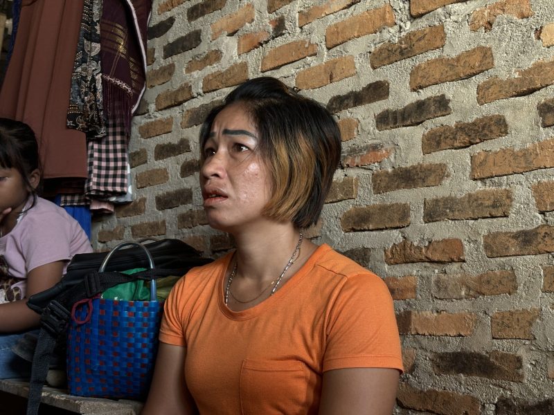 Sri Ulina Perangin-angin (35), menceritakan pengalamannya usai mengalami serangan brutal oleh sejumlah prajurit Artileri Batlyon Medan (Armed) 2/105 Kilap Sumagan, Senin (11/11). Foto: Topikseru.com