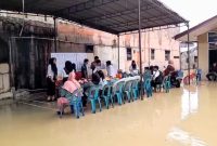 Ilustrasi - Salah satu TPS di Kota Medan terendam banjir saat hari pemungutan suara. Foto: tangkapan layar