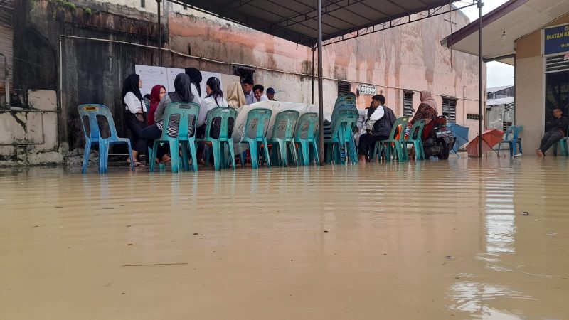 KPU Sumut mengatakan ada 110 TPS di Sumut yang batal menggelar pemungutan suara akibat banjir. Foto: Topikseru.com