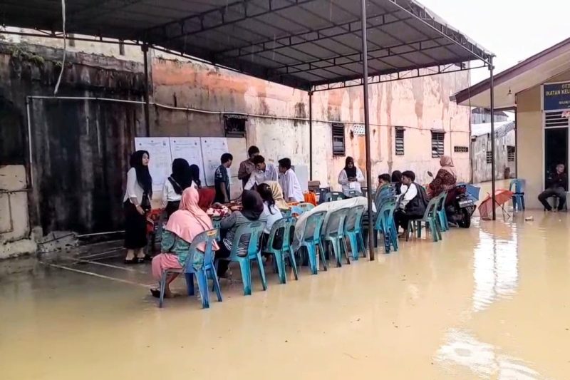 Ilustrasi - Salah satu TPS di Kota Medan terendam banjir saat hari pemungutan suara. Foto: tangkapan layar