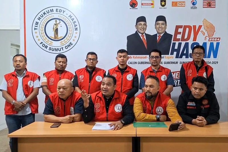 Ketua Tim Hukum paslon Edy Rahmayadi - Hasan Basri, Yance Aswan (tengah) saat menyampaikan konferensi pers, Kamis (14/11). Foto: tangkapan layar video