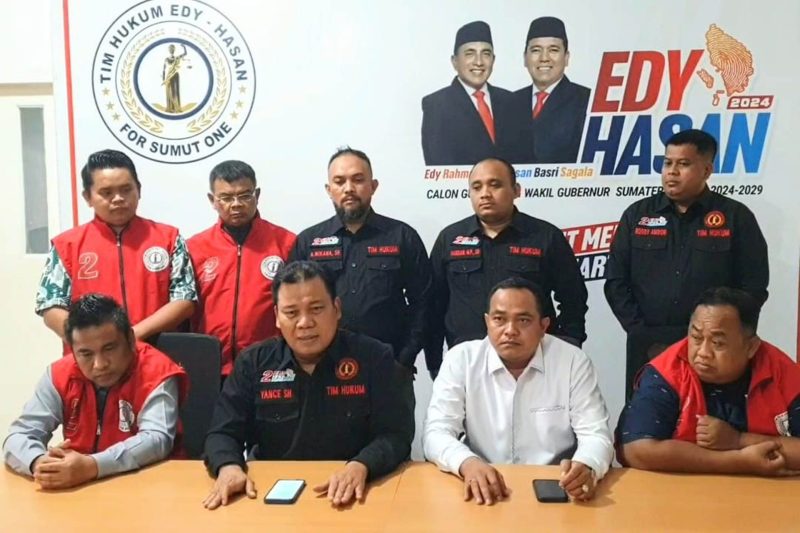 Ketua Tim Hukum paslon Edy Rahmayadi - Hasan Basri Sagala, Yance Aswan (dua kiri) saat menyampaikan keterangan dalam konferensi pers. Foto: Tangkapan layar video