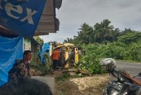 Truk pengangkut karyawan PT Horizon terlibat kecelakaan di Kecamatan Badiri, Tapanuli Tengah. Foto: Istimewa