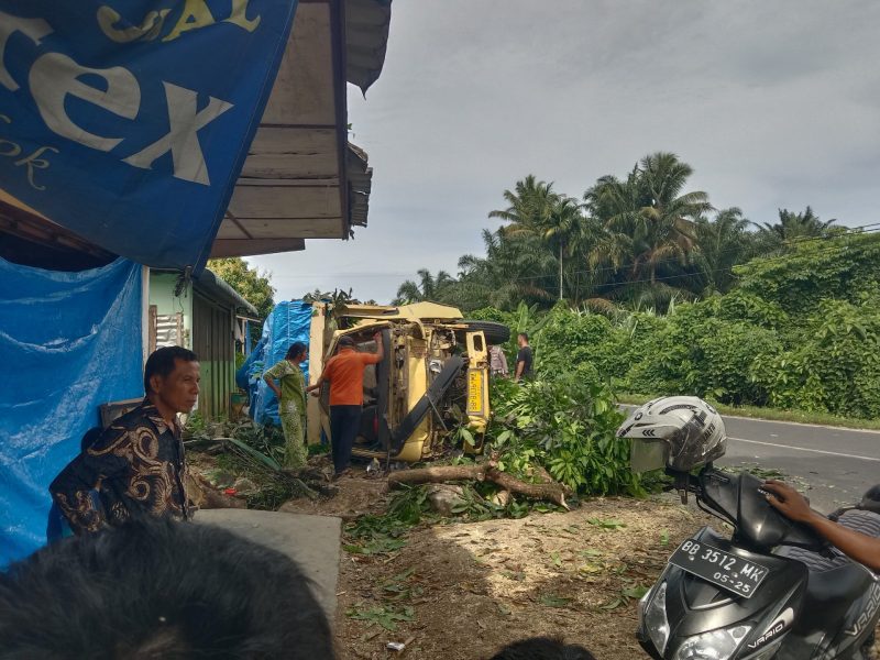 Truk pengangkut karyawan PT Horizon terlibat kecelakaan di Kecamatan Badiri, Tapanuli Tengah. Foto: Istimewa
