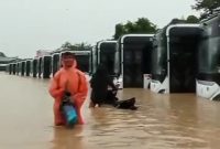Puluhan bus listrik terendam saat banjir melanda Kota Medan. Foto: tangkapan layar video viral