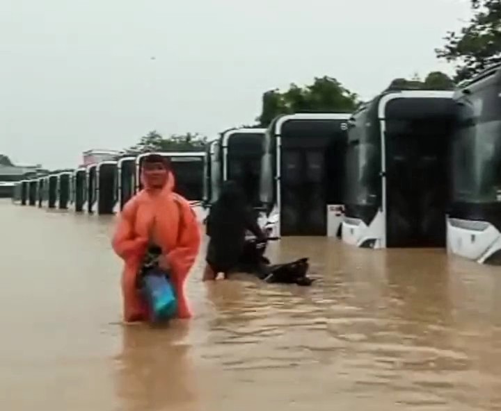 Puluhan bus listrik terendam saat banjir melanda Kota Medan. Foto: tangkapan layar video viral