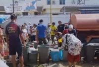 Warga Kelurahan Pasar Belakang mengantre untuk mendapatkan air bersih dari tangki yang disediakan Perumda Tirta Nauli dan Damkar Kota Sibolga, Senin(18/11). Foto: Tangkapan Layar.