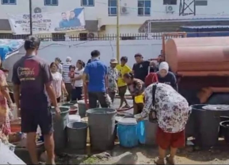 Warga Kelurahan Pasar Belakang mengantre untuk mendapatkan air bersih dari tangki yang disediakan Perumda Tirta Nauli dan Damkar Kota Sibolga, Senin(18/11). Foto: Tangkapan Layar.