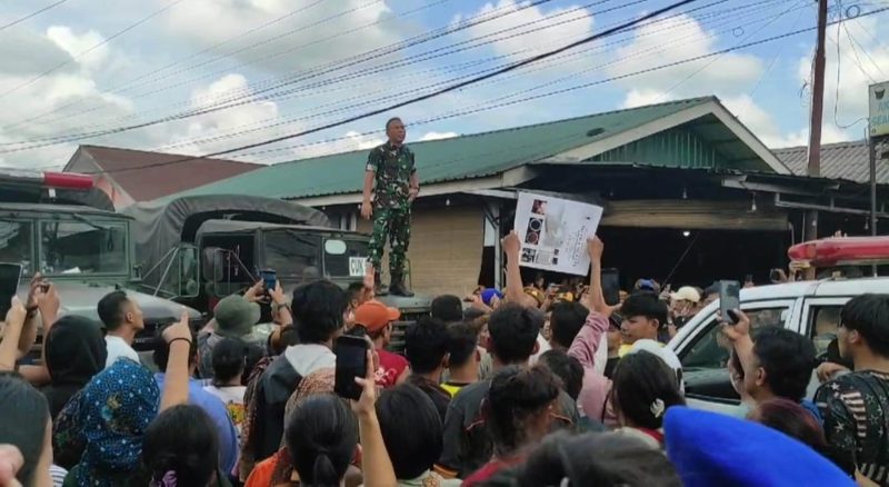 Ratusan Warga Desa Selamat, Kecamatan Sibiru-biru, Kabupaten Deliserdang menggeruduk Batalyon Artileri Medan (Armed) 2/105 Kilap Sumagan, Sabtu (9/11). Foto: Tangkapan layar video
