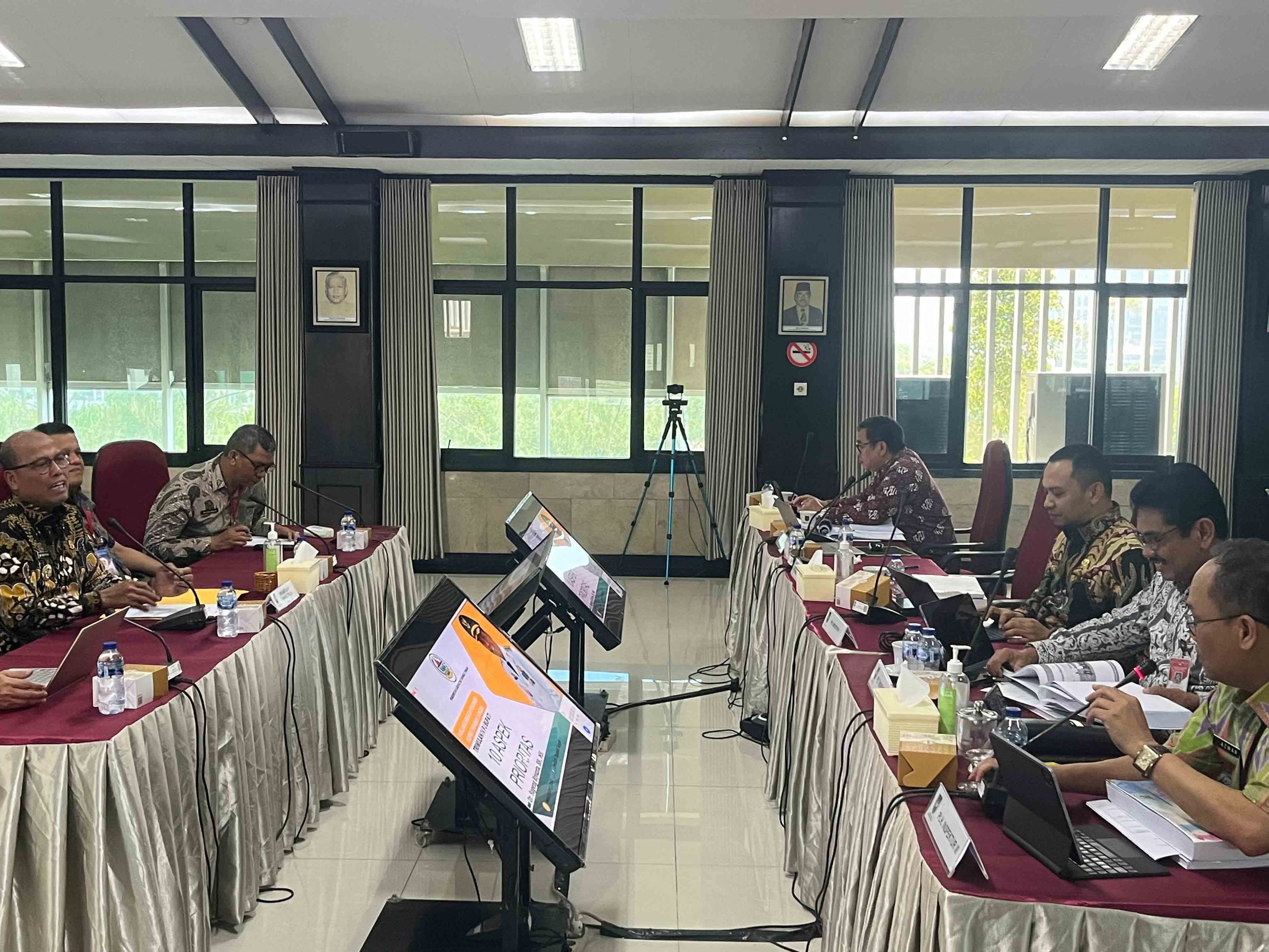 Tim Evaluasi Inspektorat Jenderal Kemendagri saat memberi hasil evaluasi kinerja Pj Bupati triwulan IV di Gedung lantai 8 Kemendagri, Jakarta, Kamis (31/10). Foto: Istimewa.