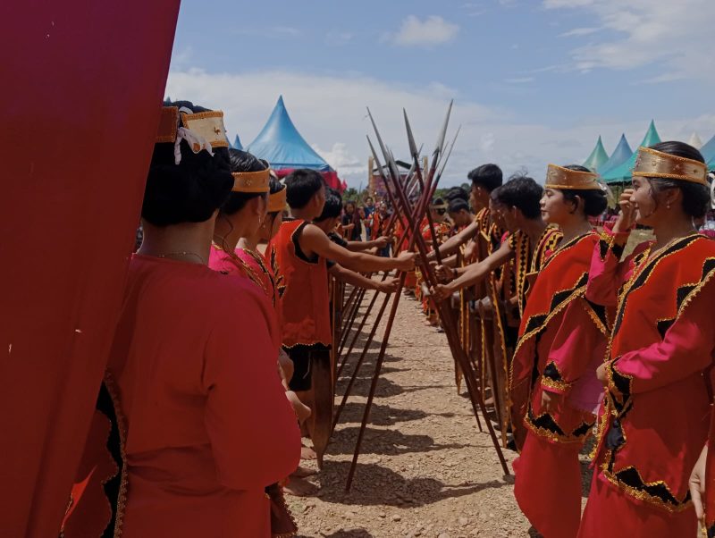 Suasana saat pemuda-pemudi Nias mengenakan baju adat dan alat perang saat menyambut tamu dalam Pagelaran Seni dan Budaya Nias di Tapanuli Tengah, Kamis (14/11). Foto: Topikseru.com/ Jasman Julius.