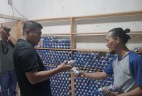 Direktur BSY saat menjelaskan program Ecnobrick kepada Khairul Kiyedi Pasaribu. Foto: Topikseru.com/ Jasman Julius