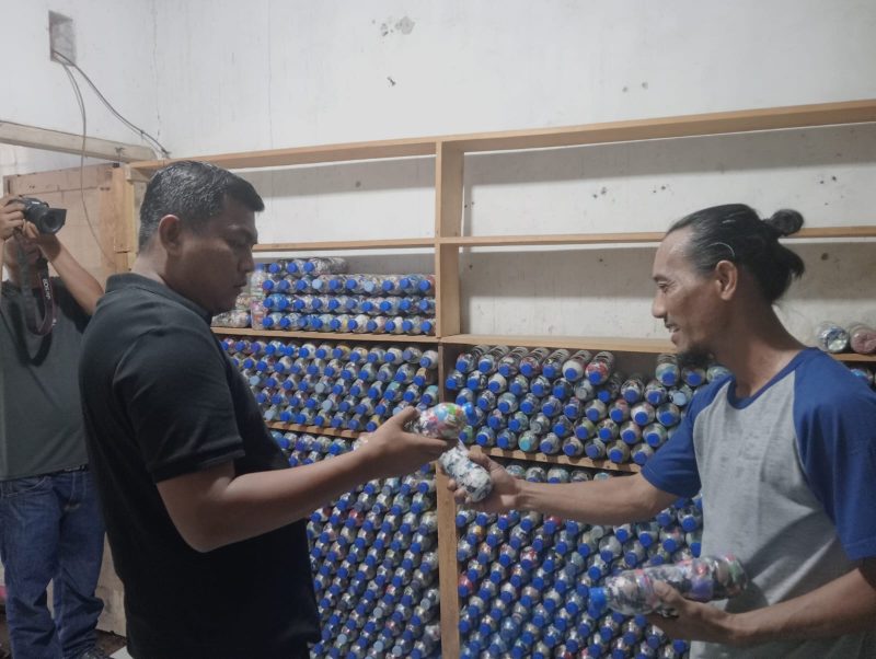 Direktur BSY saat menjelaskan program Ecnobrick kepada Khairul Kiyedi Pasaribu. Foto: Topikseru.com/ Jasman Julius