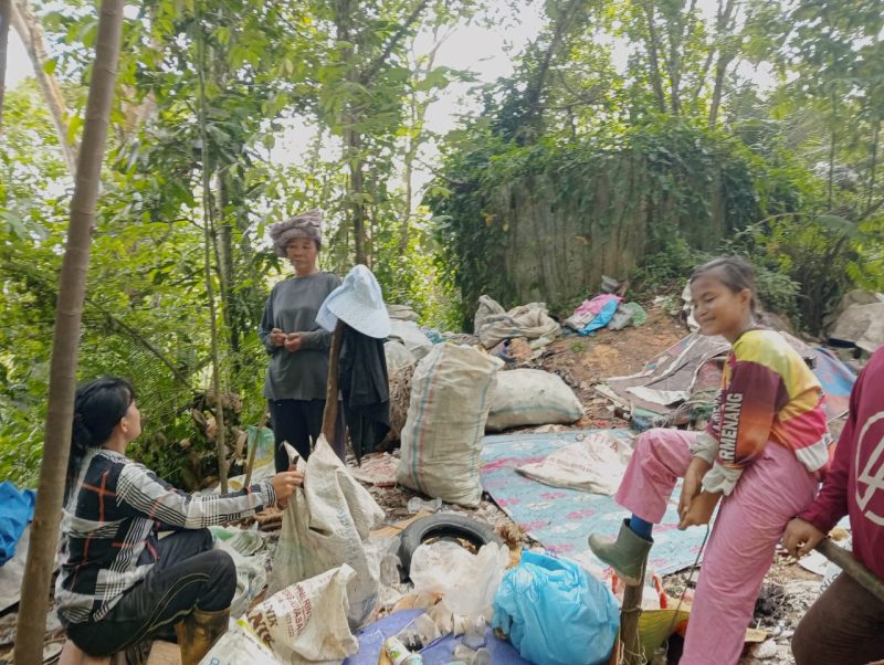 Lidina dan Boru Mendrofa saat ditemui di lokasi Baru TPA di Perbukitan Parombunan. Foto: Topikseru.com/Jasman Julius.