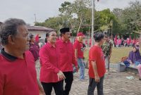 Pasangan Messi menyambut para pendukungnya dalam Kampanye Akbar, Lapangan Stadion Horas Sibolga, Jumat (22/11).  Foto: Topikseru.com/ Jasman Julius.