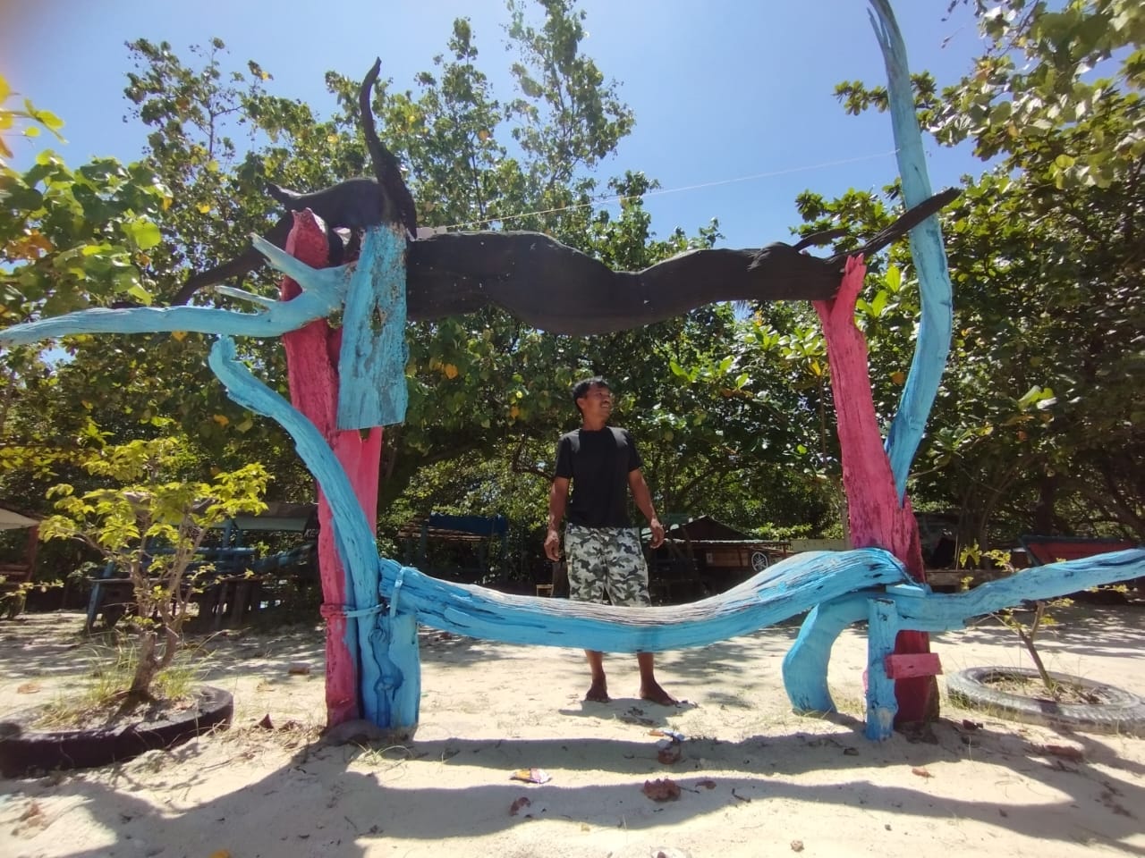 Booth foto dari kayu terdampar di pantai yang dibentuk oleh Lindung Marbun. Foto: Topikseru.com/ Damai Mendrofa