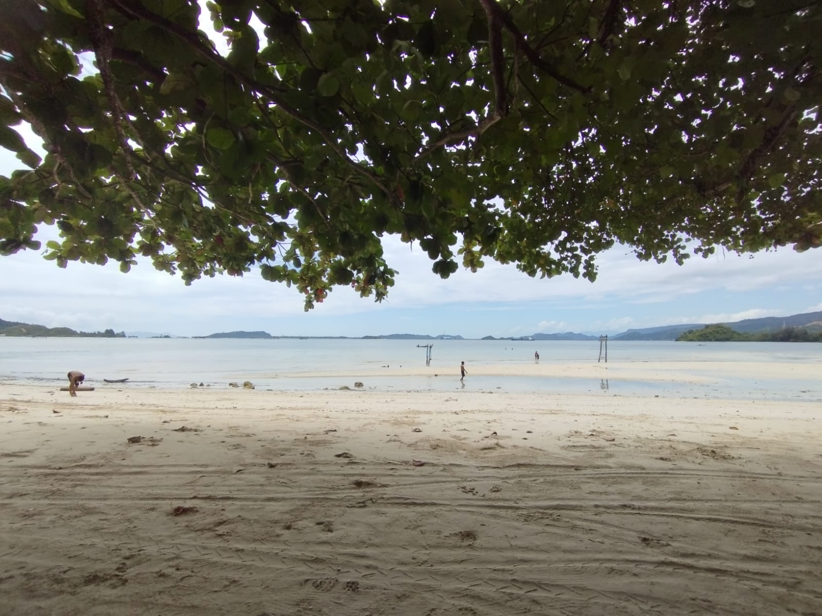 Pasir putih di Pantai Pandaratan. Foto: Topikseru.com/ Damai Mendrofa