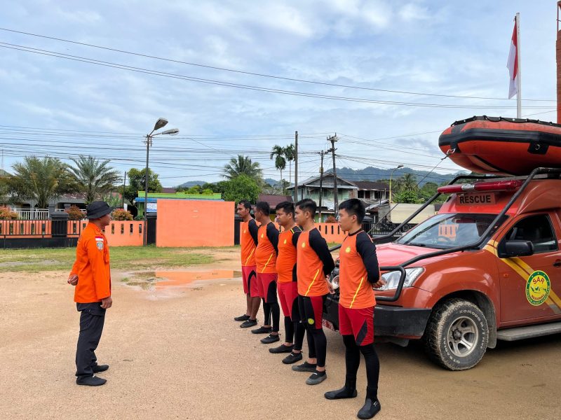 Personel SAR Sibolga saat bersiap melakukan pencarian nelayan tenggelam di Pulau Sorkam. Foto: Dok POS SAR Sibolga