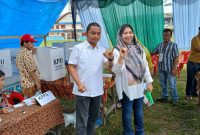 Bakhtiar Ahmad Sibarani dan istrinya Citra Zulianda Sari usai mencoblos di TPS 07. Foto: Istimewa