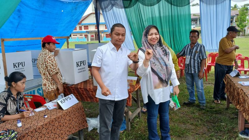 Bakhtiar Ahmad Sibarani dan istrinya Citra Zulianda Sari usai mencoblos di TPS 07. Foto: Istimewa