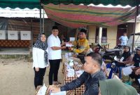 Cabup Tapteng nomor 01, Khairul Kiyedi Pasaribu dan istrinya saat mencoblos di TPS 03, Hutabalang. Foto: Istimewa