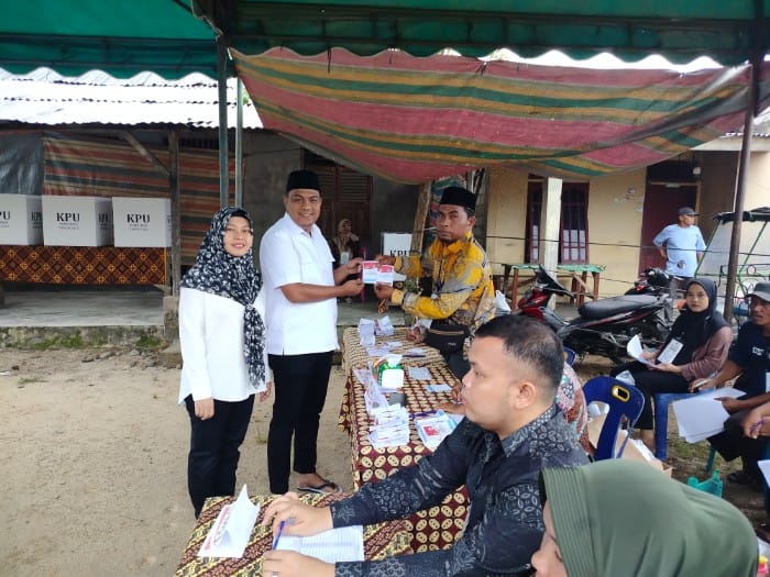 Cabup Tapteng nomor 01, Khairul Kiyedi Pasaribu dan istrinya saat mencoblos di TPS 03, Hutabalang. Foto: Istimewa