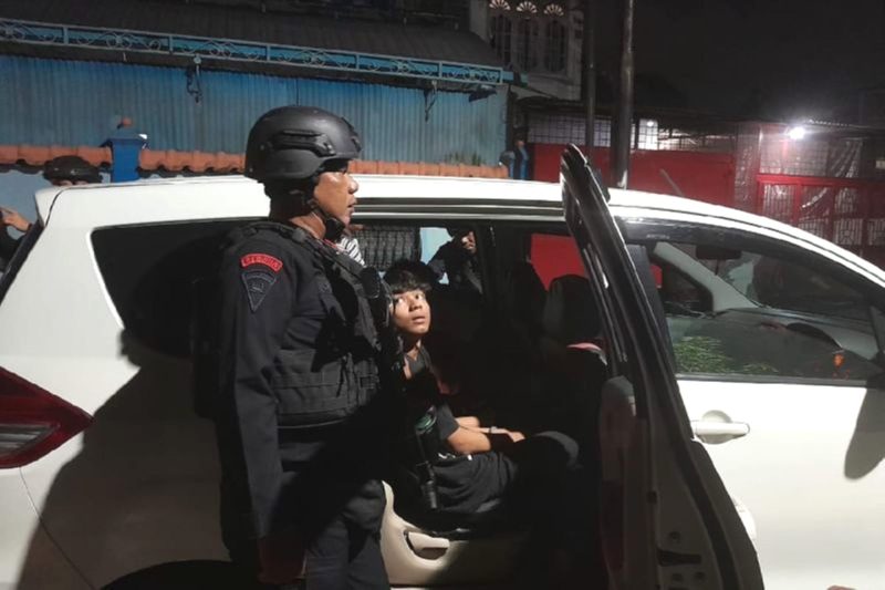 Personel Satuan Brimob Polda Sumatera Utara melakukan penangkap terduga begal di Kota Medan. Foto: Antara/HO-Satuan Brimob Polda Sumatera Utara